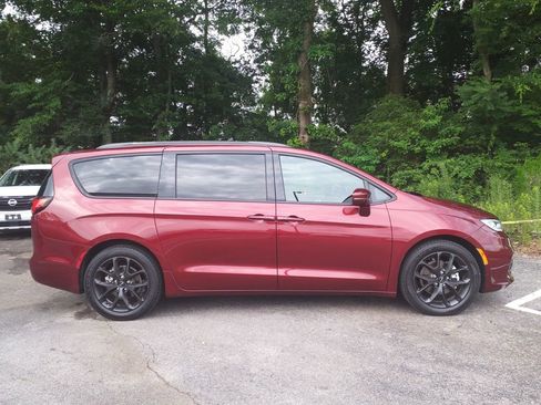 Used 2022 Chrysler Pacifica Touring-L w/ S Appearance Package FWD image 8