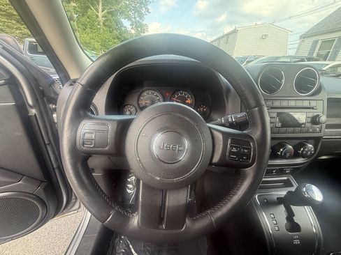 Used 2015 Jeep Patriot Latitude AWD/4WD image 9