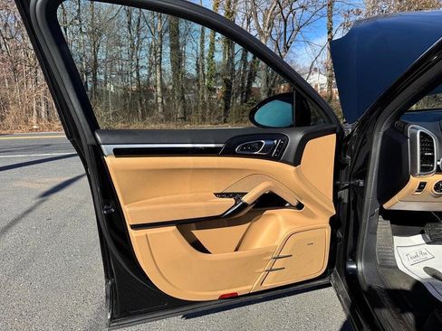 Used 2017 Porsche Cayenne Platinum Edition w/ Premium Package (PJV) image 33