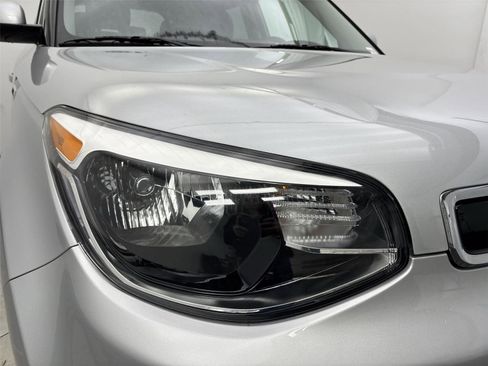 Used 2016 Kia Soul + image 18