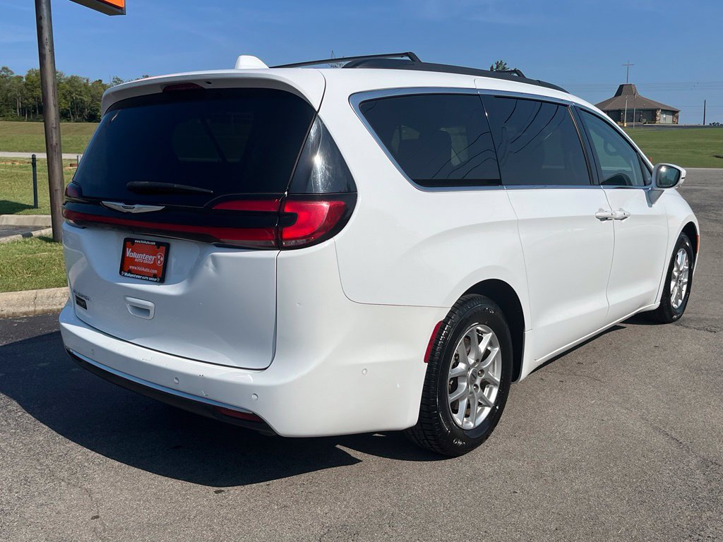 Used 2022 Chrysler Pacifica Touring-L w/ Uconnect Theater Family Group FWD image 11