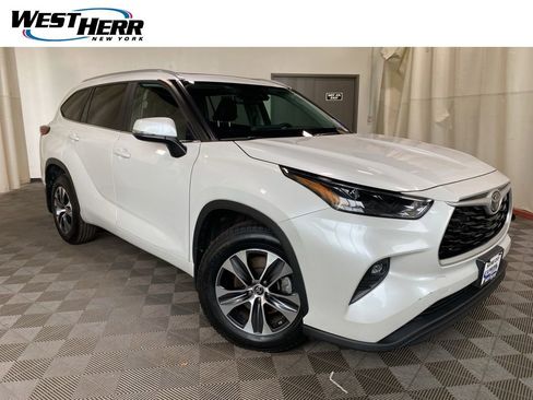 Used 2023 Toyota Highlander XLE AWD/4WD image 1