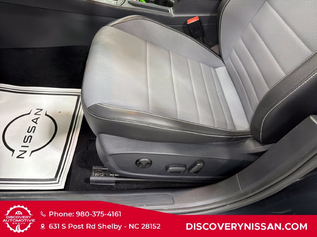 Used 2025 Volkswagen Jetta SE FWD image 14
