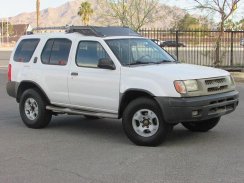 Used 2000 Nissan Xterra XE image 2