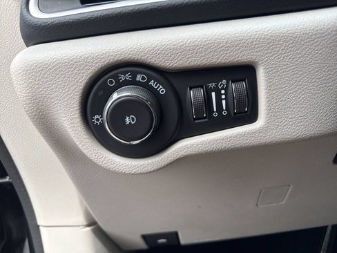 Used 2023 Chrysler Pacifica Touring-L FWD image 20