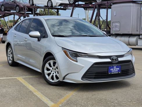 Used 2024 Toyota Corolla LE FWD image 2