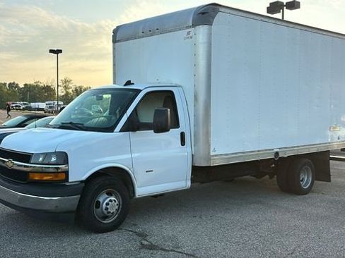 Used 2020 Chevrolet Express 3500 Extended w/ Power Convenience Package RWD image 2