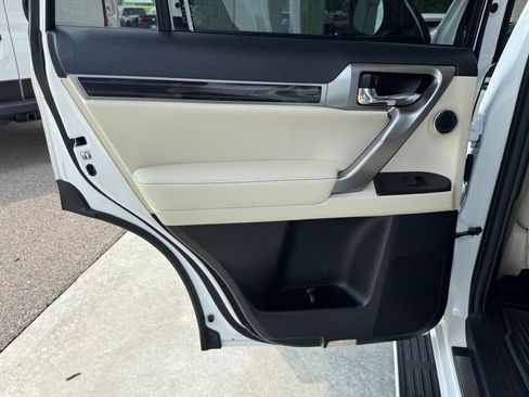 Used 2022 Lexus GX 460 Luxury w/ Accessory Package AWD/4WD image 39