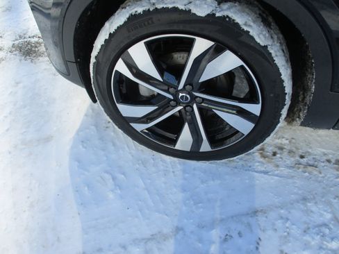 Certified 2023 Volvo XC40 B5 Ultimate w/ Protection Package Premier image 9