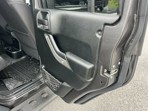 Used 2018 Jeep Wrangler Unlimited Sport S AWD/4WD image 38