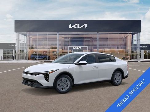 New 2025 Kia K4 LX image 3