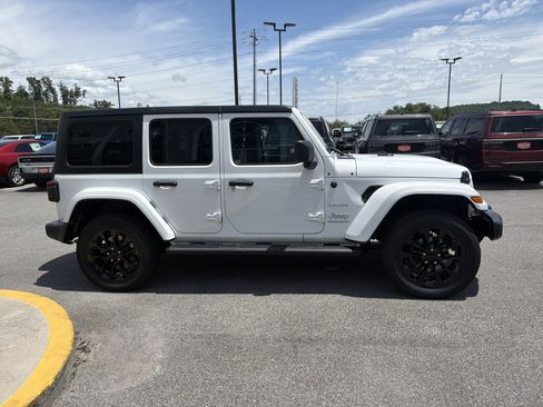 Used 2023 Jeep Wrangler Unlimited Sahara AWD/4WD image 7