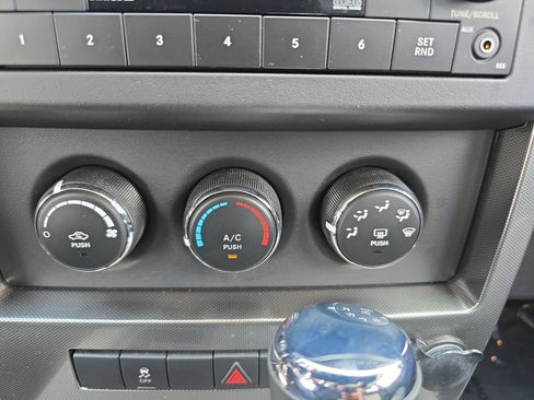 Used 2010 Jeep Liberty Sport RWD image 23