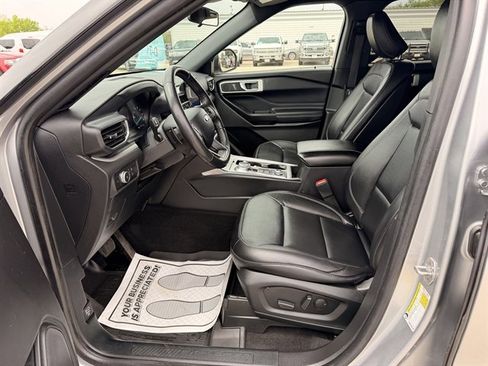 Used 2020 Ford Explorer XLT w/ Equipment Group 202A AWD/4WD image 15