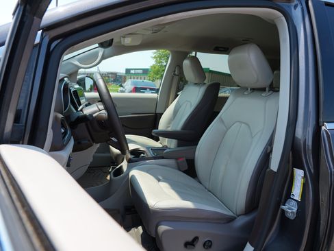 Used 2018 Chrysler Pacifica Touring-L Plus w/ Advanced Safetytec Group FWD image 12