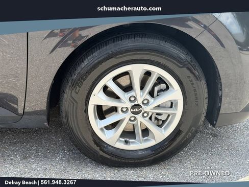 Used 2024 Kia Carnival LX FWD image 9