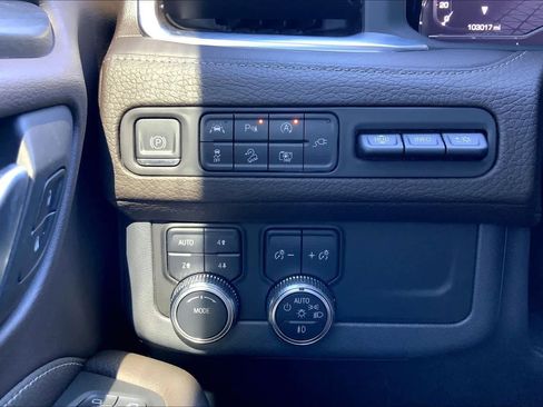 Used 2022 GMC Yukon XL Denali AWD/4WD image 36