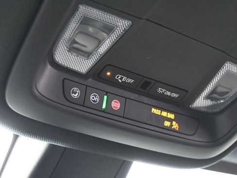 Used 2023 Chevrolet Traverse LT image 20