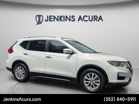 Used 2017 Nissan Rogue SV image 3