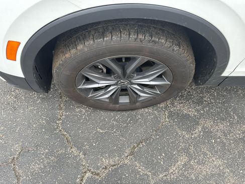 Used 2022 Volkswagen Tiguan SE image 3