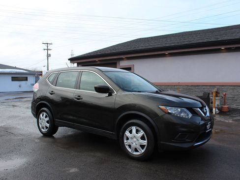 Used 2016 Nissan Rogue S image 2