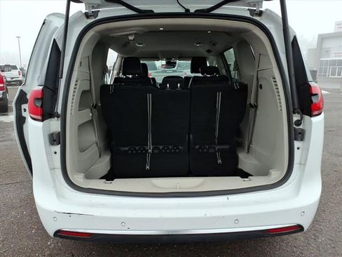 Used 2023 Chrysler Pacifica Touring-L image 14
