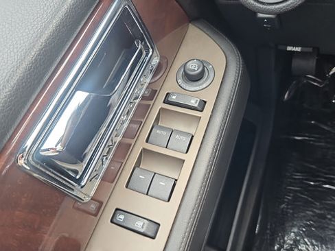 Used 2012 Lincoln Navigator 4WD image 23