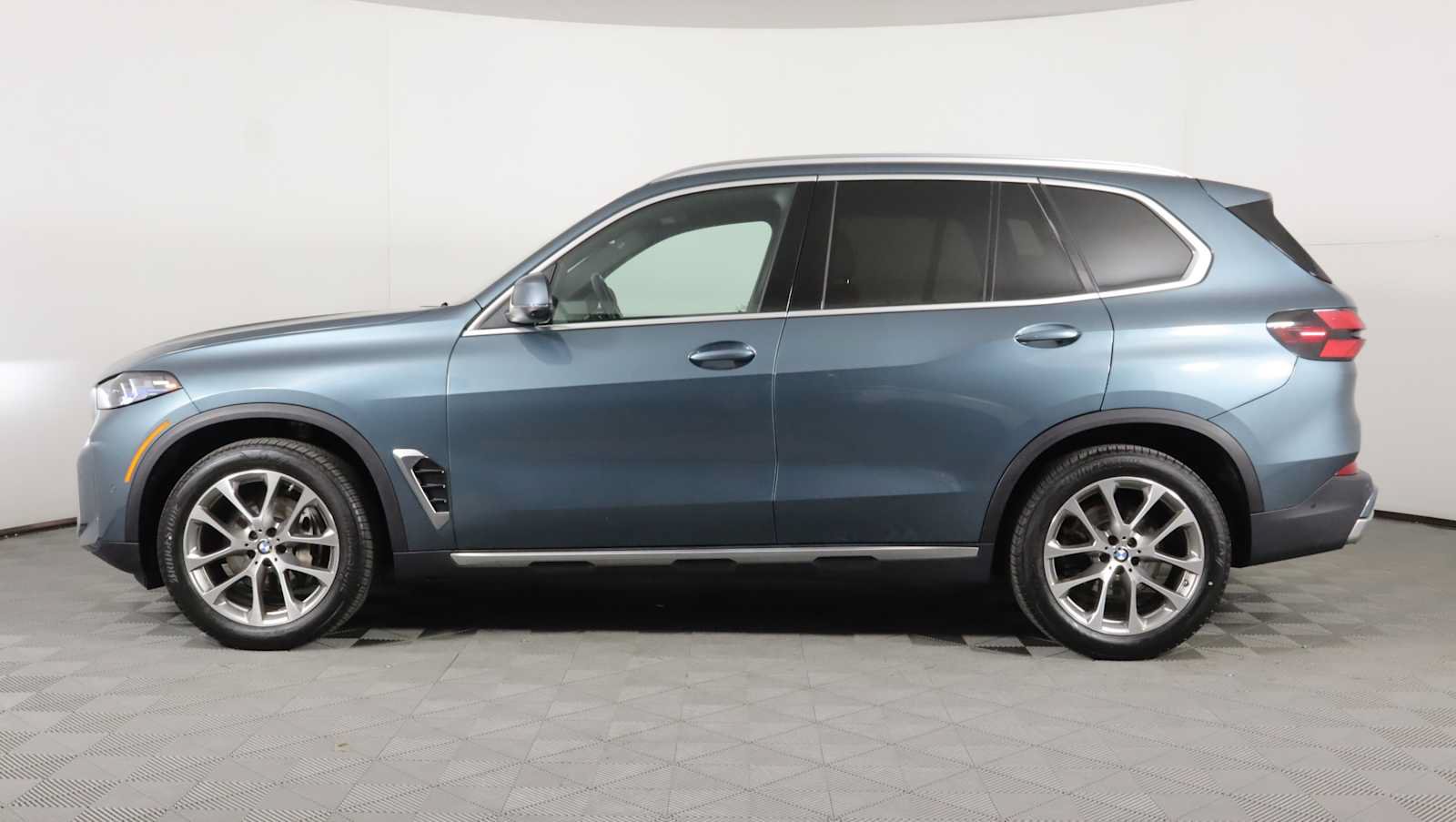 Used 2024 BMW X5 xDrive40i w/ Premium Package AWD/4WD image 8