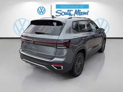 Certified 2025 Volkswagen Taos SE image 7