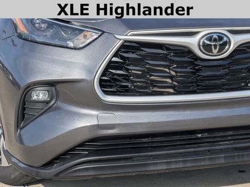 Used 2022 Toyota Highlander XLE image 3
