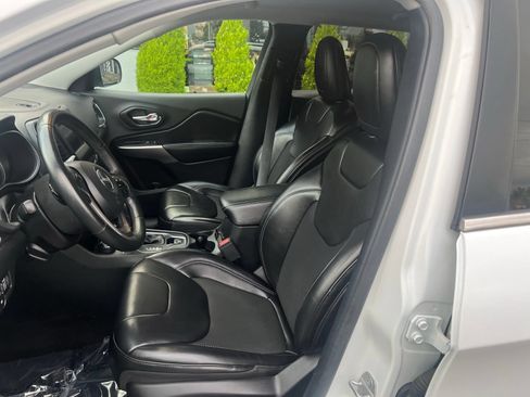 Used 2019 Jeep Cherokee Latitude Plus AWD/4WD image 17