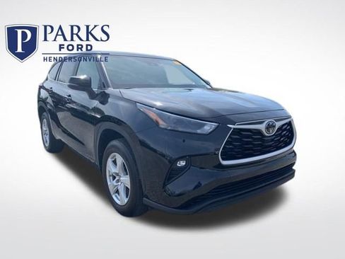 Used 2024 Toyota Highlander LE FWD image 1