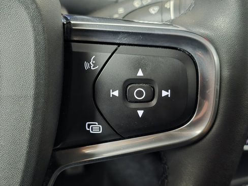 Used 2022 Volvo XC40 T5 R-Design w/ Advanced Package image 34