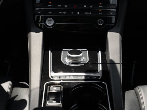 Used 2017 Jaguar F-PACE Premium AWD/4WD image 12