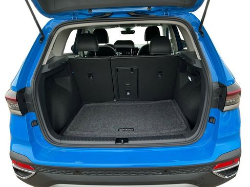 New 2025 Volkswagen Taos SE image 17