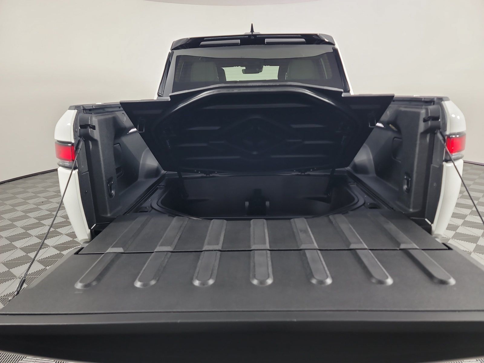 Used 2024 Rivian R1T Adventure Dual AWD/4WD image 15