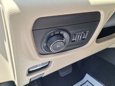 Used 2023 Jeep Grand Cherokee L Limited w/ Luxury Tech Group II AWD/4WD image 10