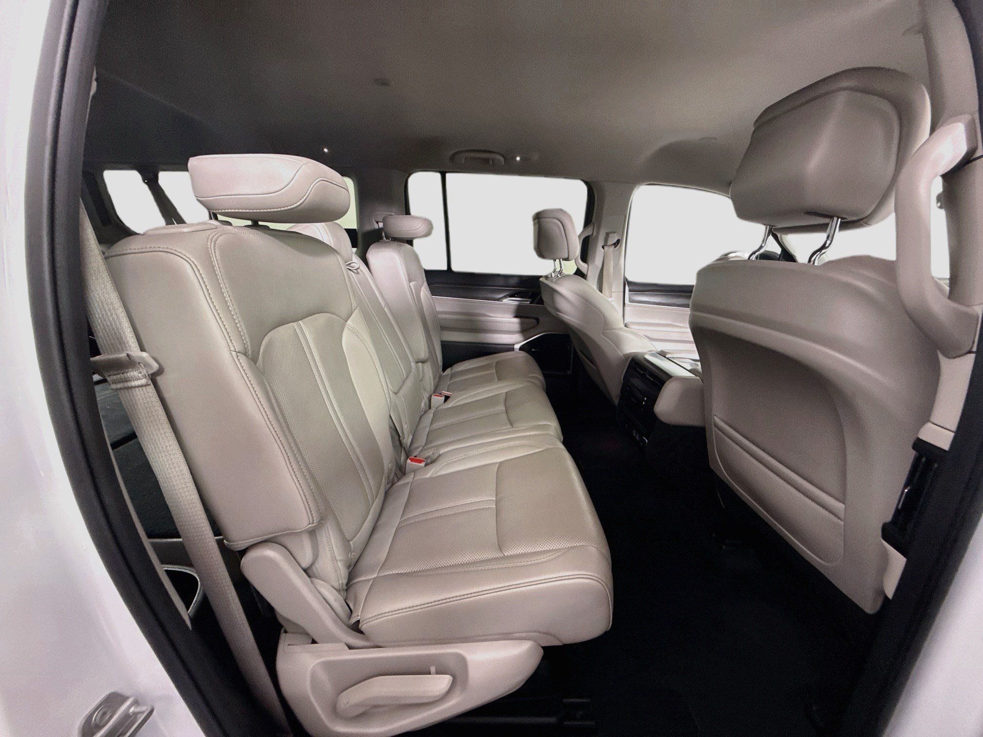 Used 2024 Jeep Wagoneer L Series II w/ Flexible Seating Group RWD image 27