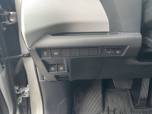 Used 2025 Toyota Sienna LE w/ LE Plus Package FWD image 32