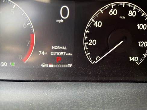 Used 2025 Honda Pilot Sport image 2