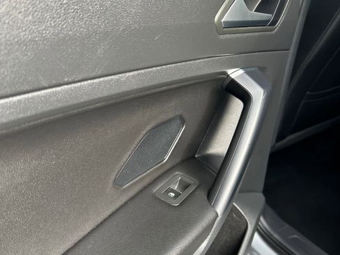 Used 2021 Volkswagen Tiguan SE image 21