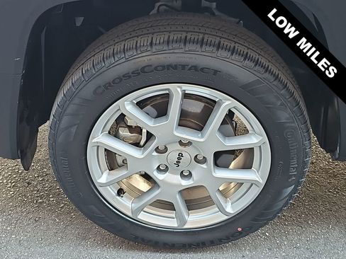 Used 2023 Jeep Renegade Latitude AWD/4WD image 12