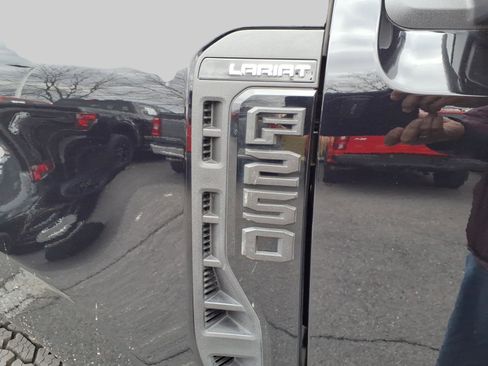 Used 2025 Ford F250 Lariat w/ Black Appearance Package image 7