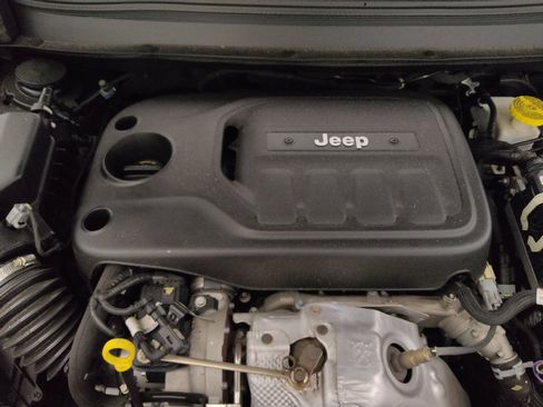 Used 2019 Jeep Cherokee Limited FWD image 30