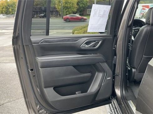 Used 2021 GMC Yukon XL SLT image 3