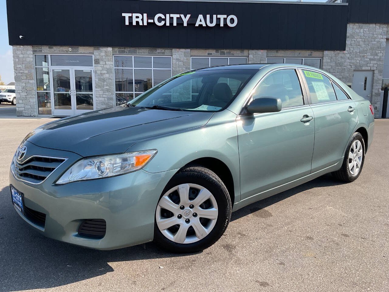 Used 2011 Toyota Camry LE FWD image 1
