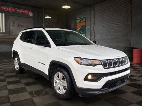 Used 2022 Jeep Compass Latitude image 2