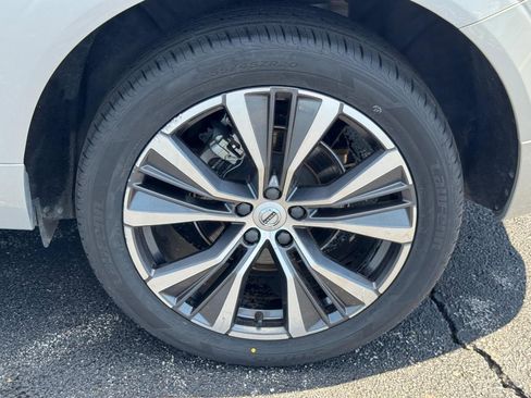 Used 2022 Volvo XC60 B5 Momentum w/ Advanced Package image 7