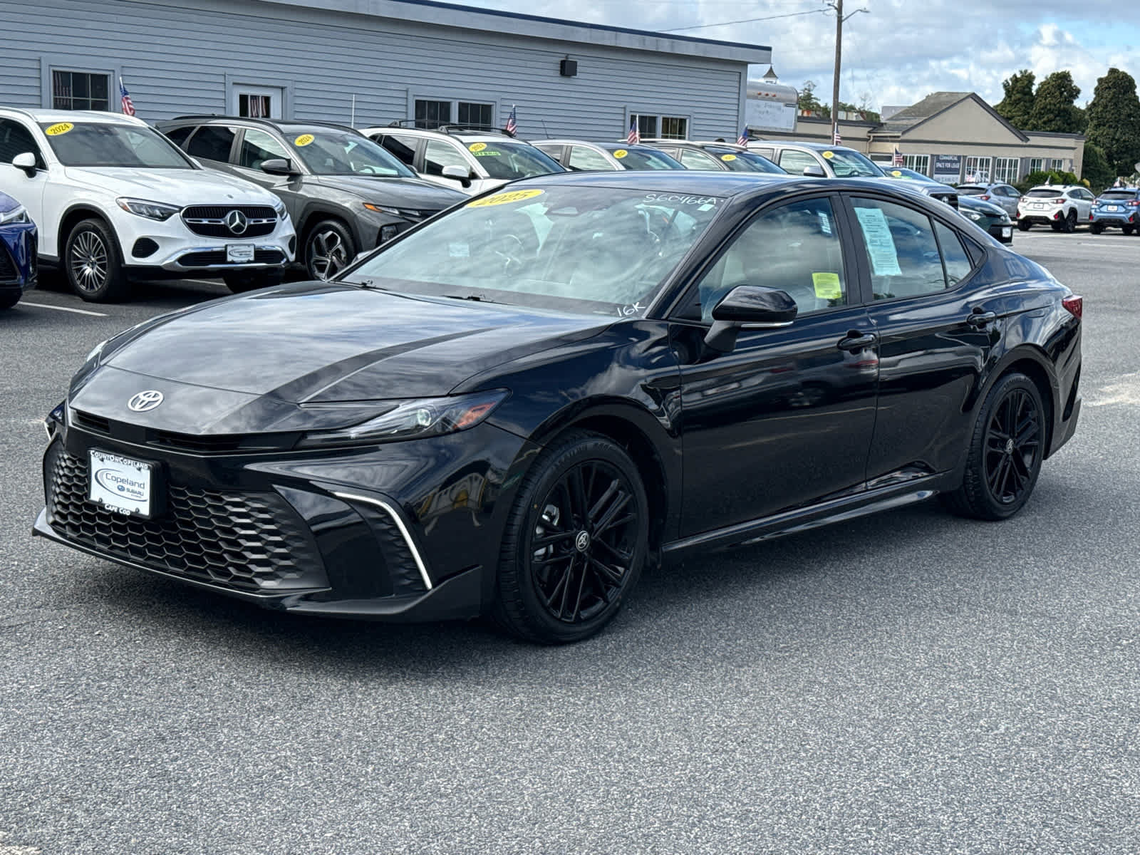 Used 2025 Toyota Camry SE w/ Convenience Package FWD image 3