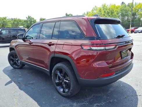 Used 2024 Jeep Grand Cherokee Limited w/ Black Appearance Package AWD/4WD image 18